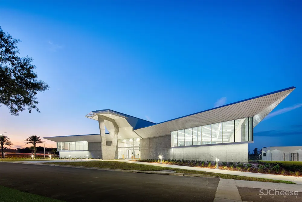 佛罗里达理工大学学生活动中心 / Straughn Trout Architects