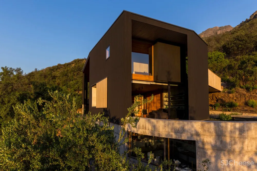 圣地亚哥郊区住宅 / Carreño Sartori Arquitectos