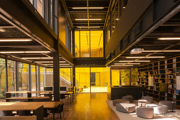 百年历史氛围中的亮黄色空间 Casa Firjan Atelier77