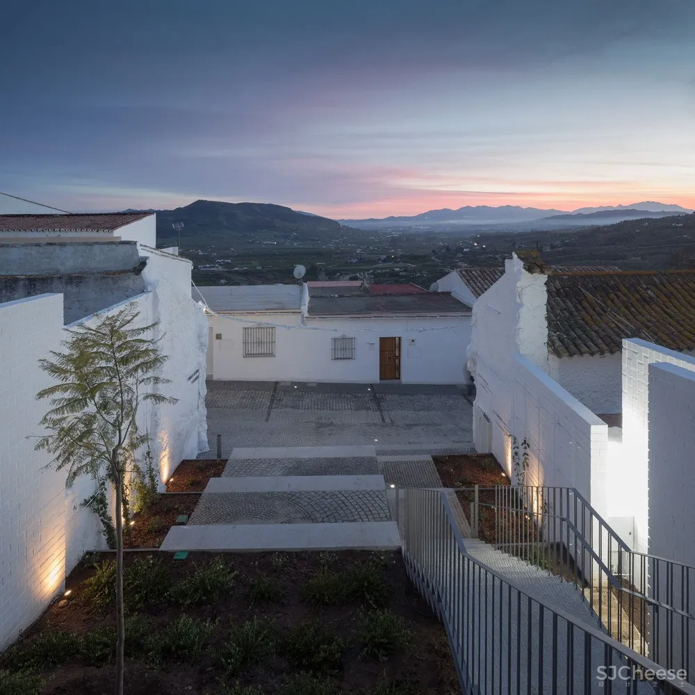 玛利亚与萨雷诺庭院 / WaterScales arquitectos