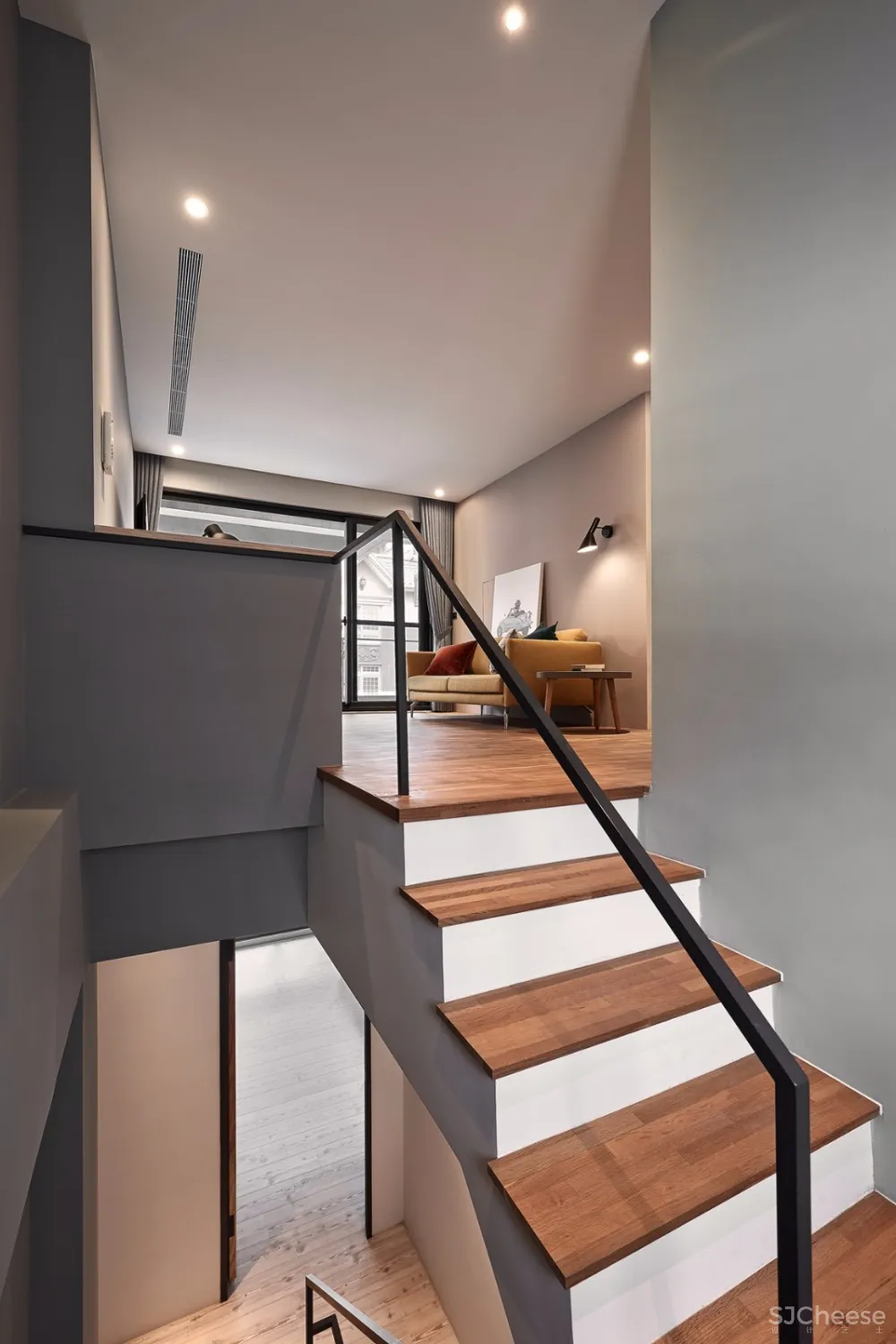 “公寓改造后,常常有奇怪的陌生人来我家附近拍照。”