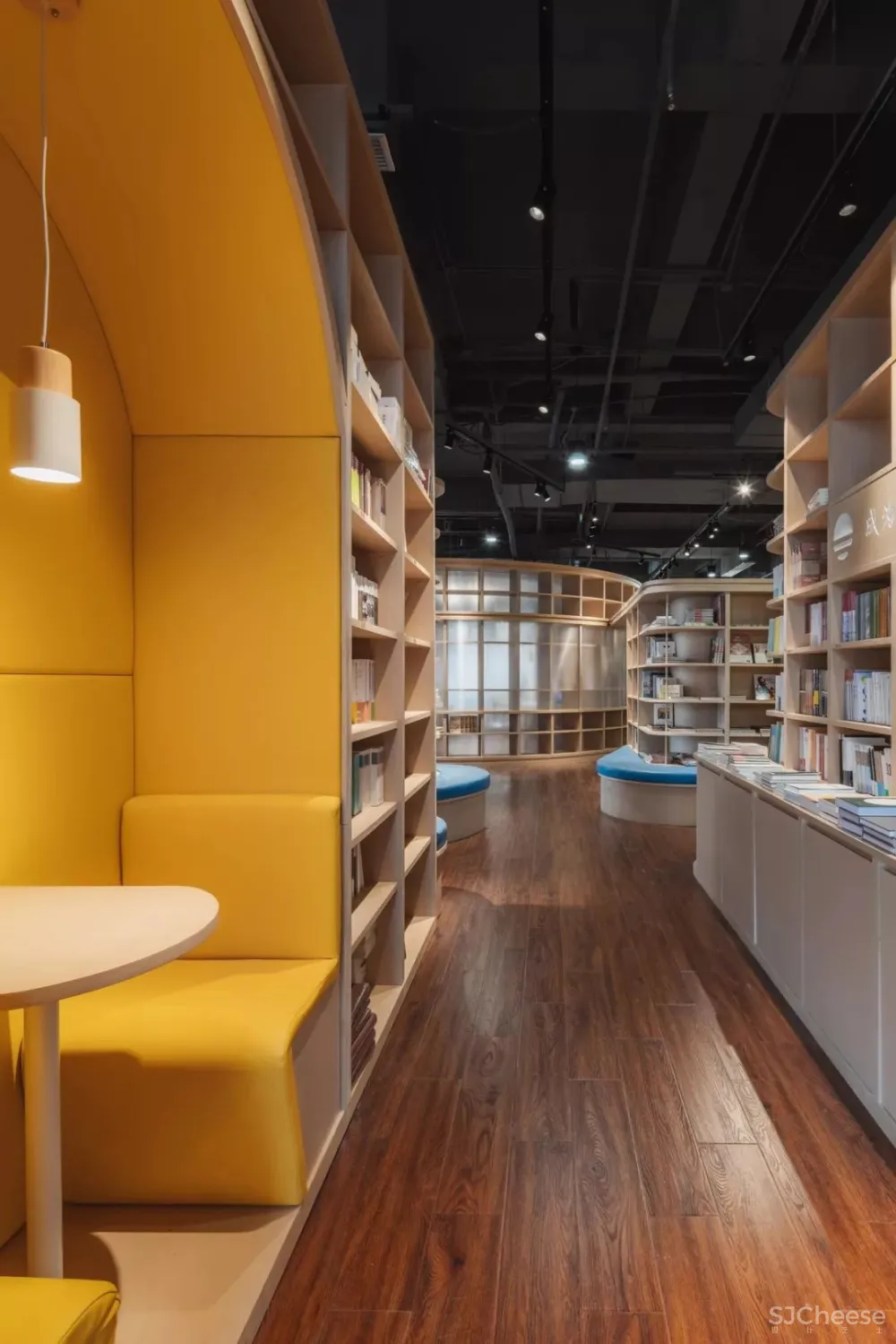 上海交大的00后书店，用有趣抵抗这个无聊的时代