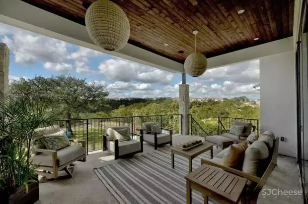 自然绿+白色,同样具有戏剧性和奢华感! 首