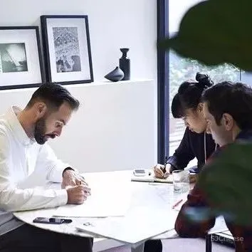 简约的大宅设计,怎能少了条木的点缀?