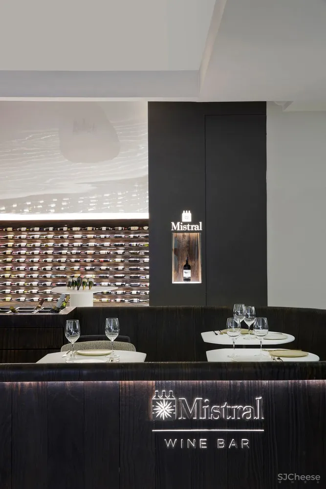 Studio Arthur Casas | Mistral 葡萄酒销售餐厅 首