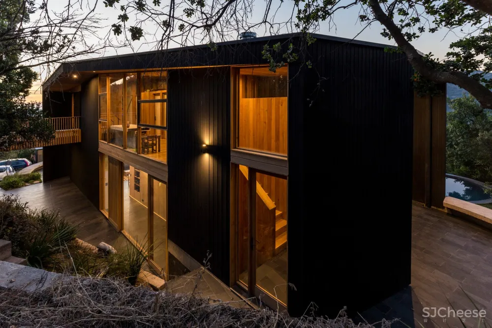 圣地亚哥郊区住宅 / Carreño Sartori Arquitectos