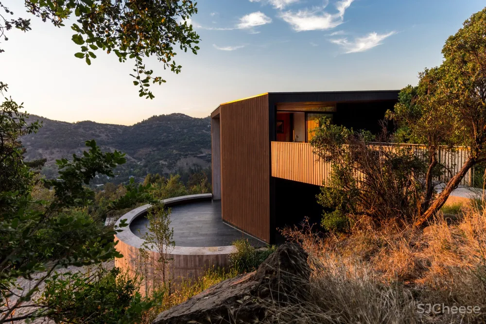 圣地亚哥郊区住宅 / Carreño Sartori Arquitectos