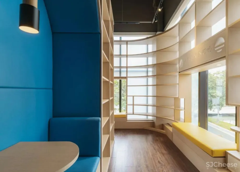 上海交大的00后书店，用有趣抵抗这个无聊的时代