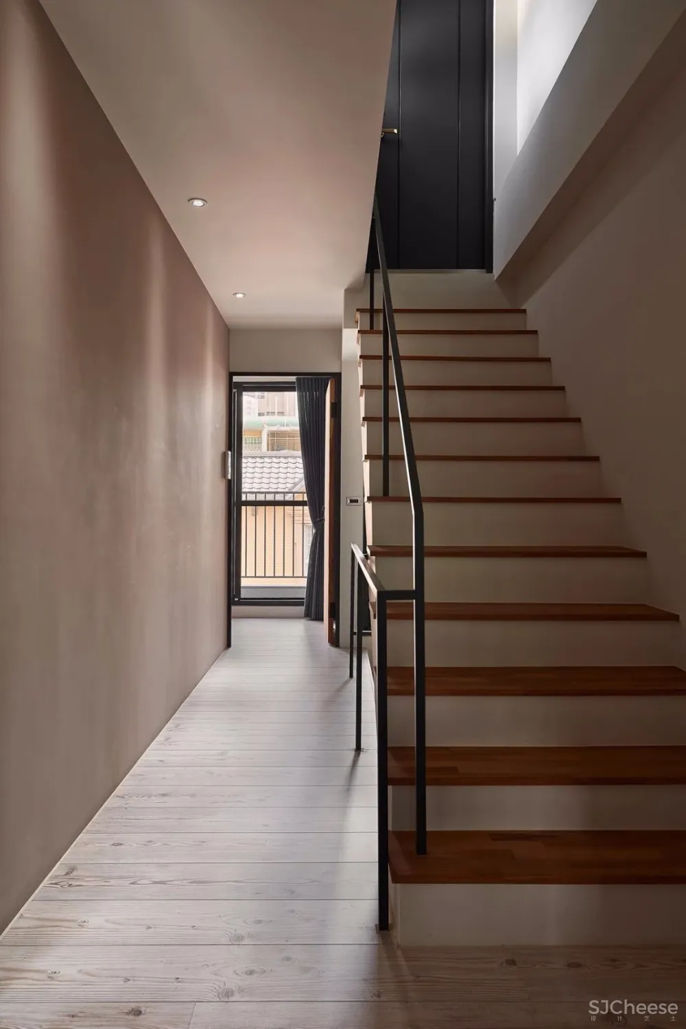 “公寓改造后,常常有奇怪的陌生人来我家附近拍照。”