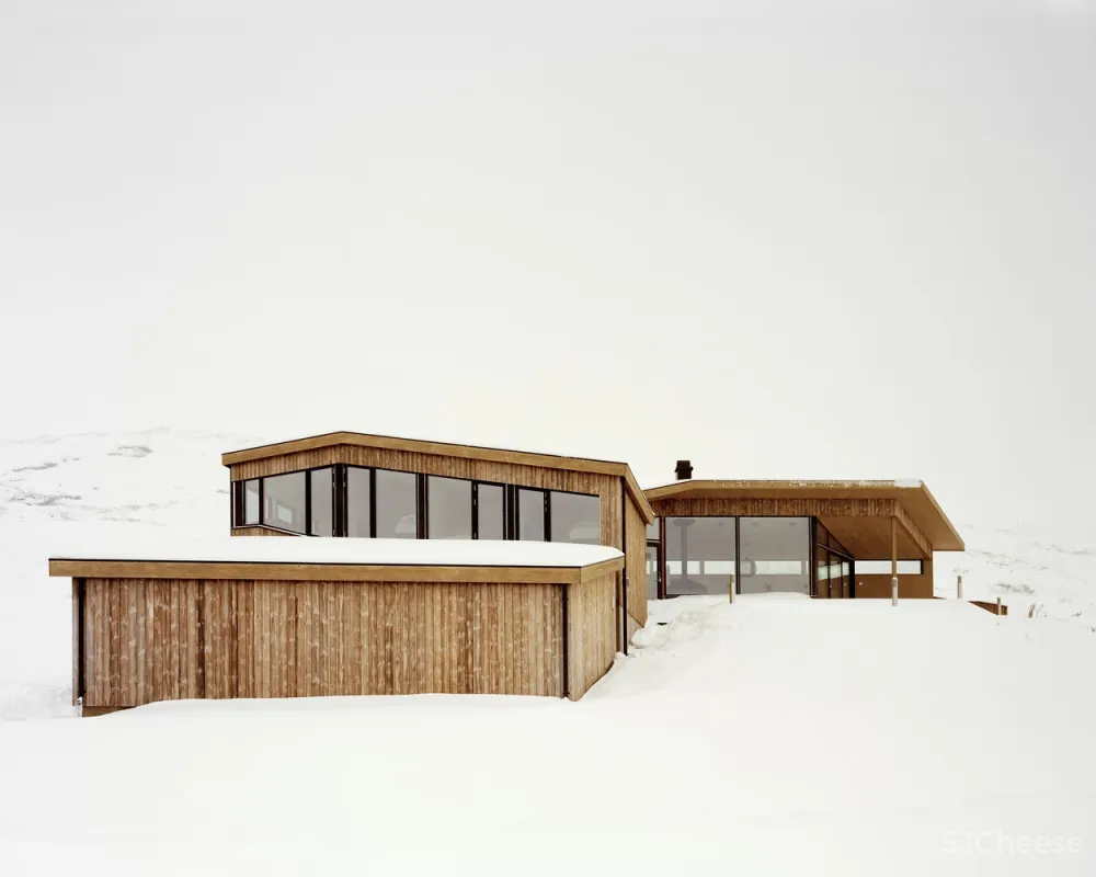 挪威L形雪地小屋 / Helen & Hard architects
