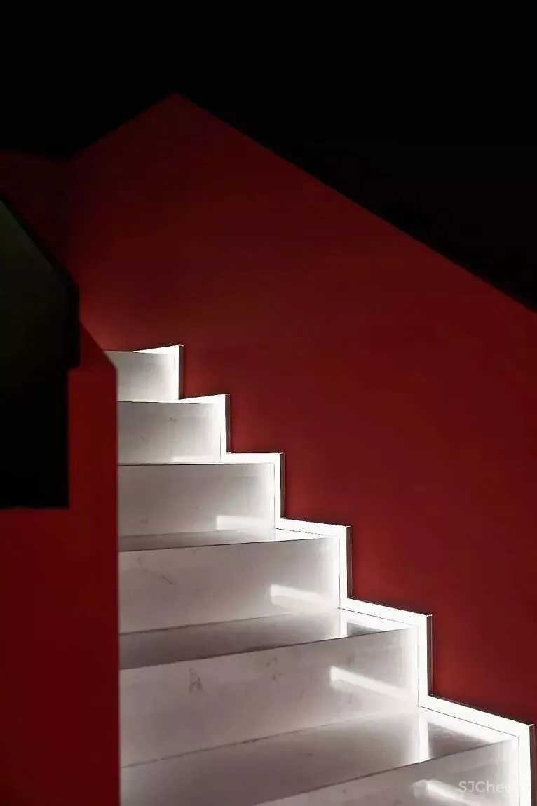 红与黑的颠覆，空间的时尚感官