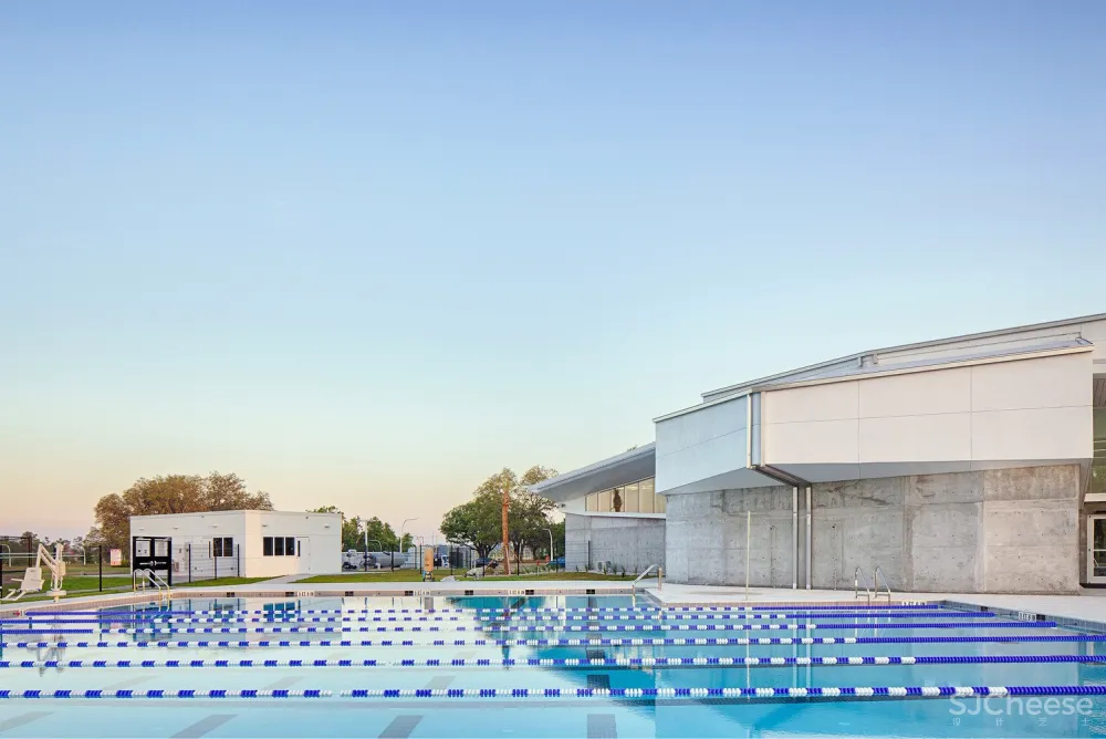 佛罗里达理工大学学生活动中心 / Straughn Trout Architects