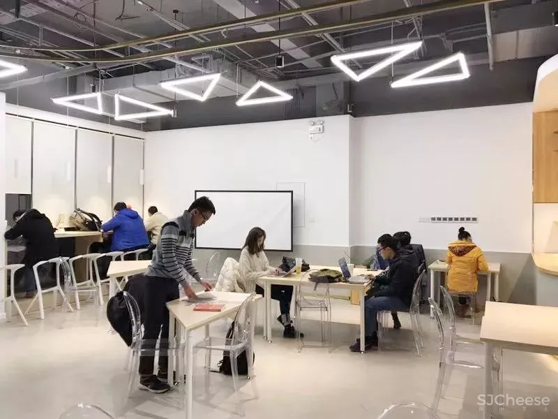 上海交大的00后书店，用有趣抵抗这个无聊的时代