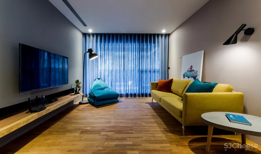 “公寓改造后,常常有奇怪的陌生人来我家附近拍照。”