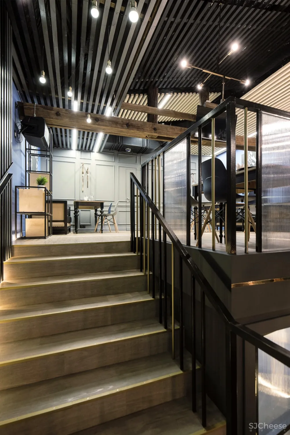 233m²圣彼得堡Cherdak工业风酒吧 CARTELLE DESIGN