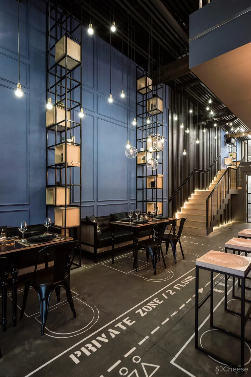 233m²圣彼得堡Cherdak工业风酒吧 CARTELLE DESIGN