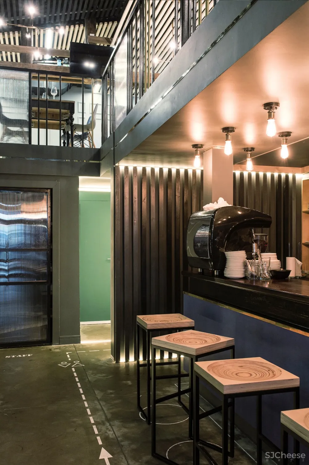 233m²圣彼得堡Cherdak工业风酒吧 CARTELLE DESIGN