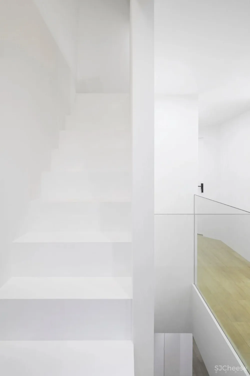 新作 | 135m² 怪异阁楼,创意爆改为画廊式的舒适三层 首