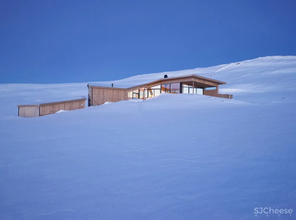 挪威L形雪地小屋 / Helen & Hard architects