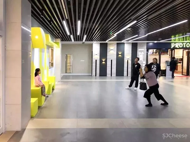 上海交大的00后书店，用有趣抵抗这个无聊的时代