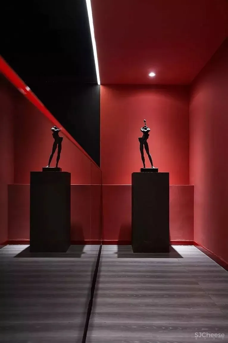 红与黑的颠覆，空间的时尚感官