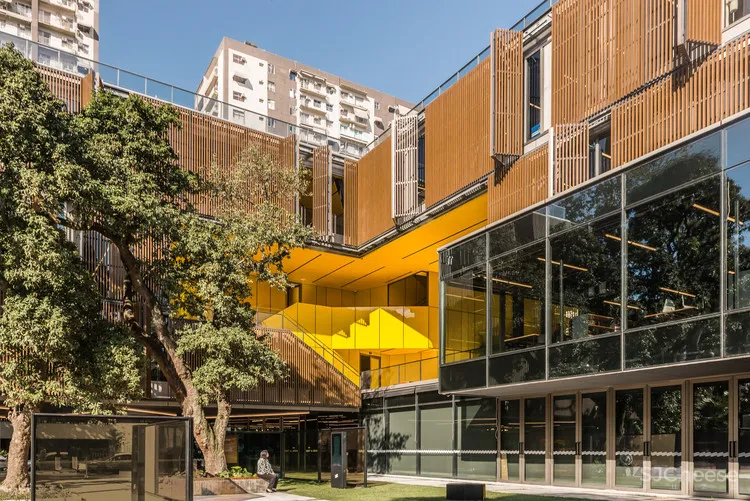 百年历史氛围中的亮黄色空间 Casa Firjan Atelier77