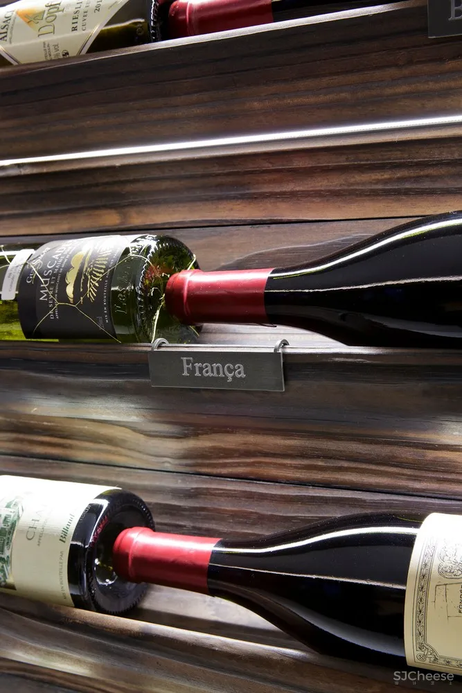 Studio Arthur Casas | Mistral 葡萄酒销售餐厅 首