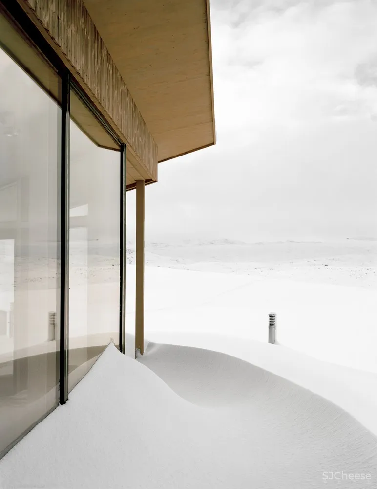 挪威L形雪地小屋 / Helen & Hard architects