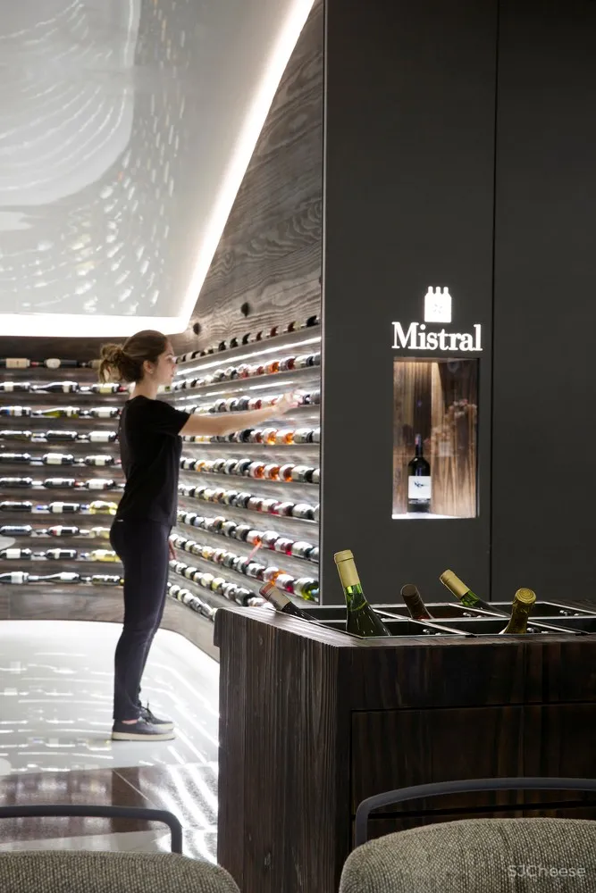 Studio Arthur Casas | Mistral 葡萄酒销售餐厅 首