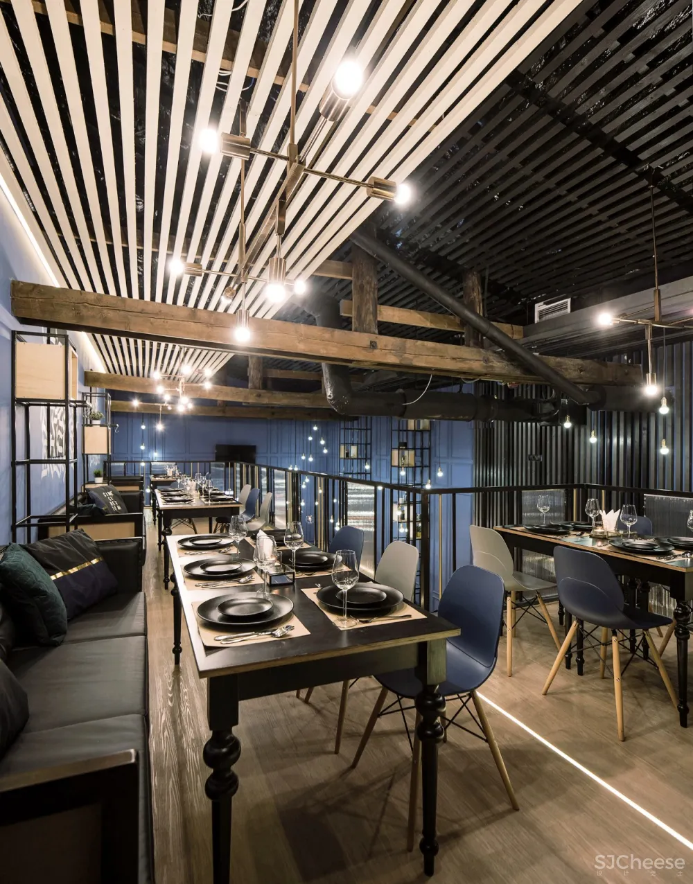 233m²圣彼得堡Cherdak工业风酒吧 CARTELLE DESIGN