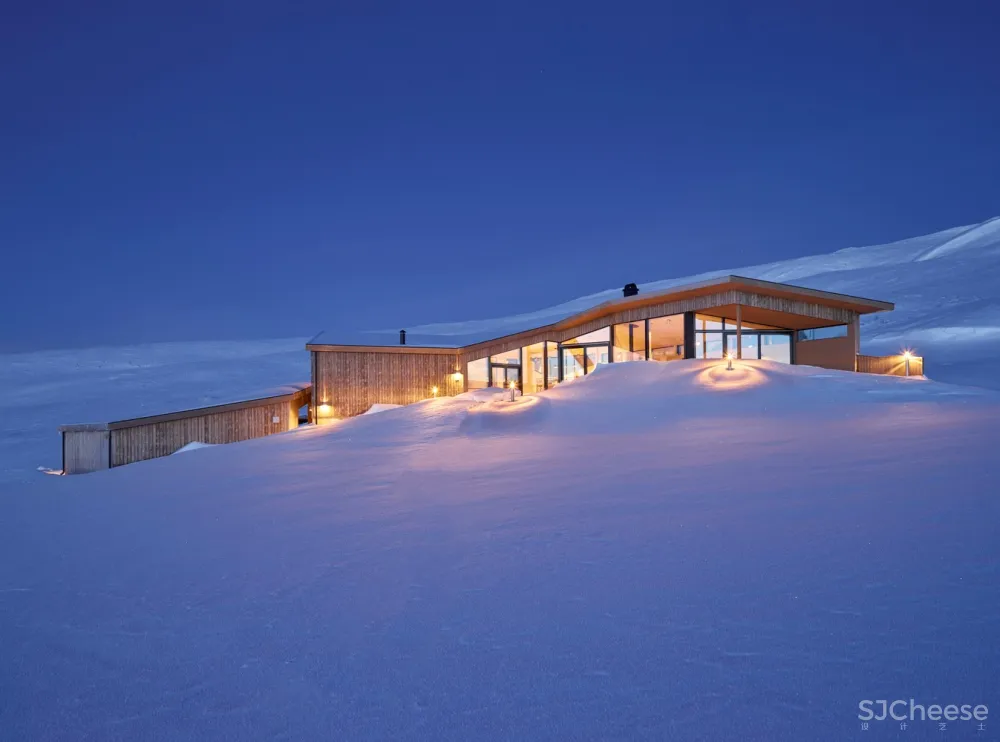 挪威L形雪地小屋 / Helen & Hard architects