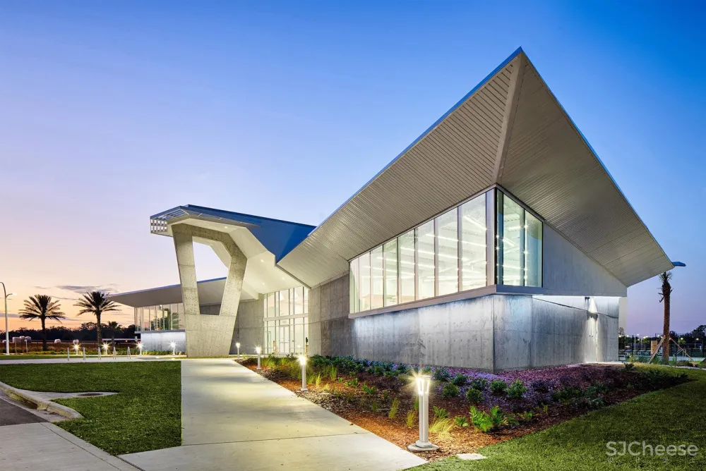 佛罗里达理工大学学生活动中心 / Straughn Trout Architects