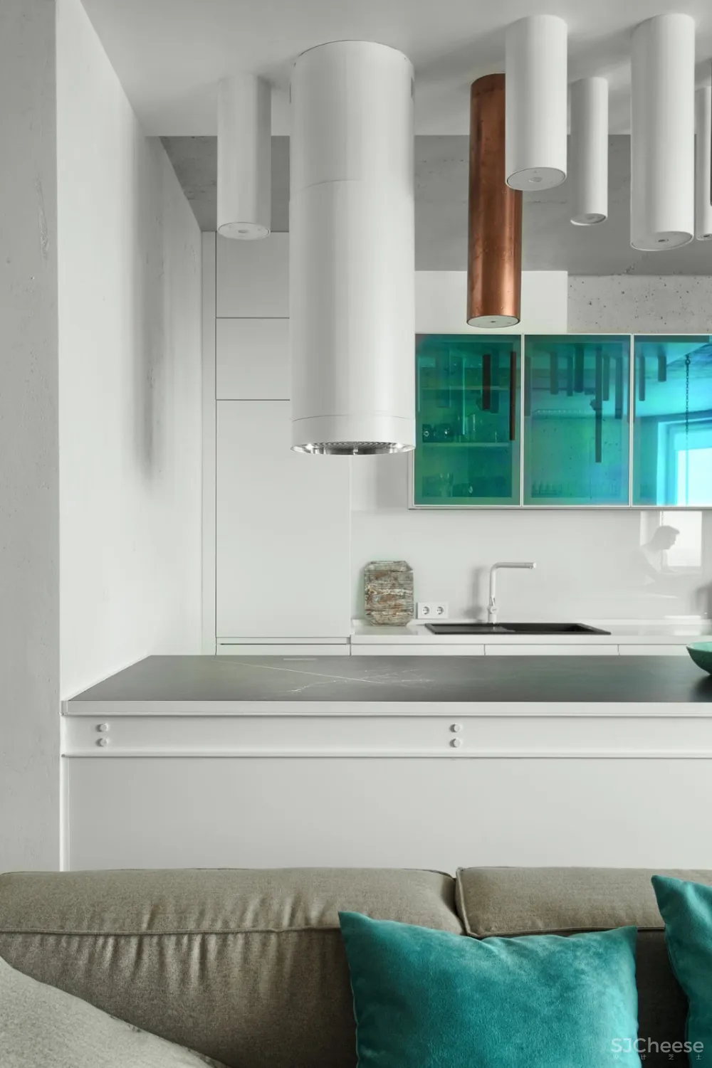 首发 | Lauri Brothers：为年轻女孩设计的基辅粉色霓虹灯公寓 首