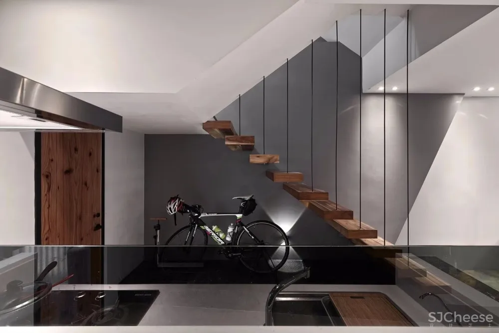 “公寓改造后,常常有奇怪的陌生人来我家附近拍照。”