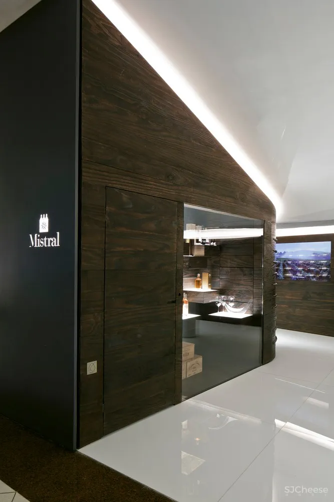 Studio Arthur Casas | Mistral 葡萄酒销售餐厅 首