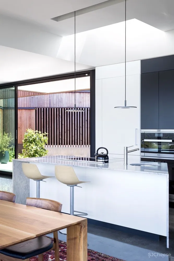 加拿大深色木结构住宅 | Okada Marshall House