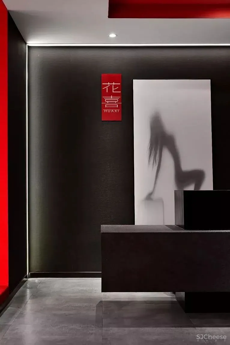 红与黑的颠覆，空间的时尚感官