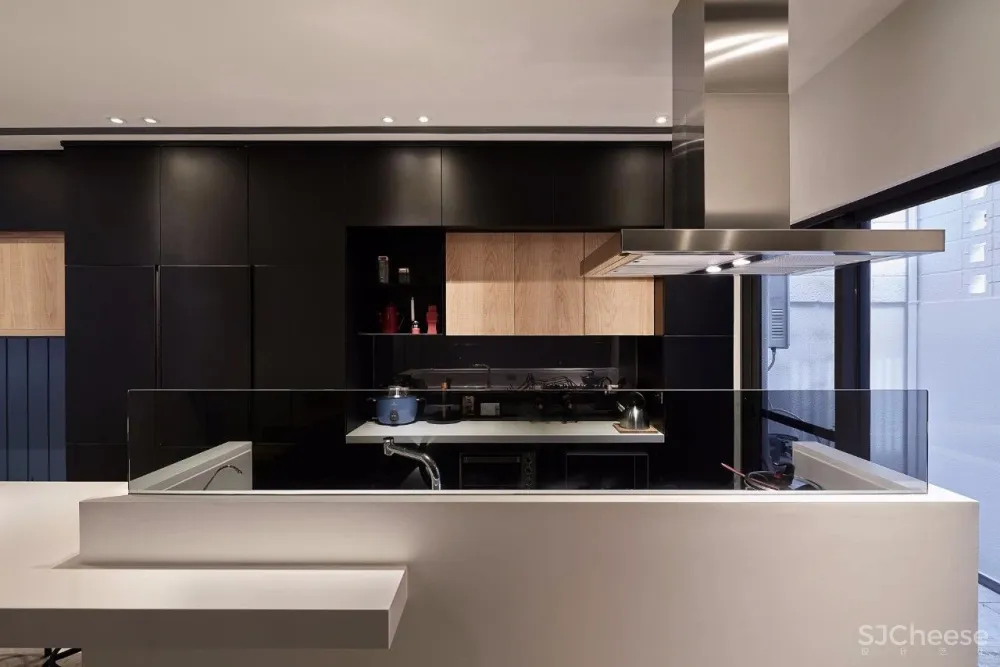 “公寓改造后,常常有奇怪的陌生人来我家附近拍照。”