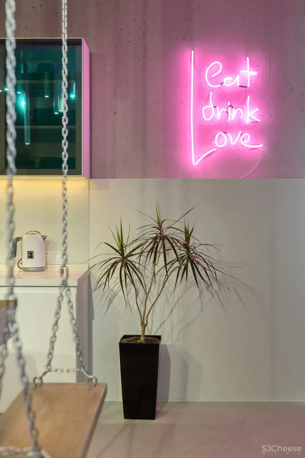 首发 | Lauri Brothers：为年轻女孩设计的基辅粉色霓虹灯公寓 首