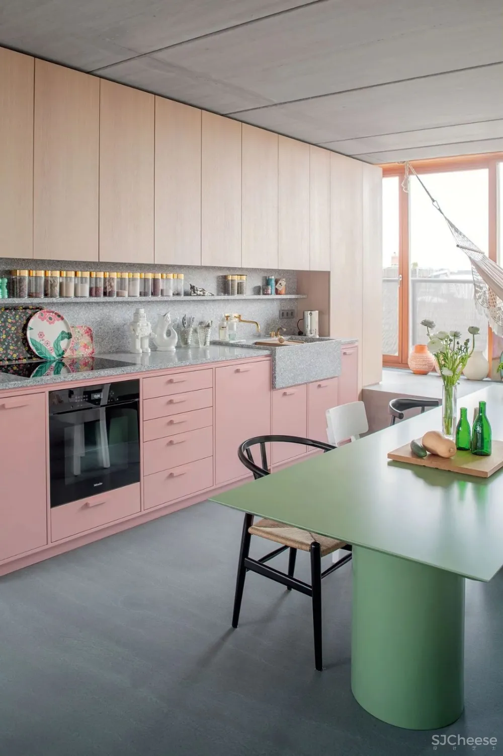 80㎡顶层LOFT,糖果色美出摩登气质