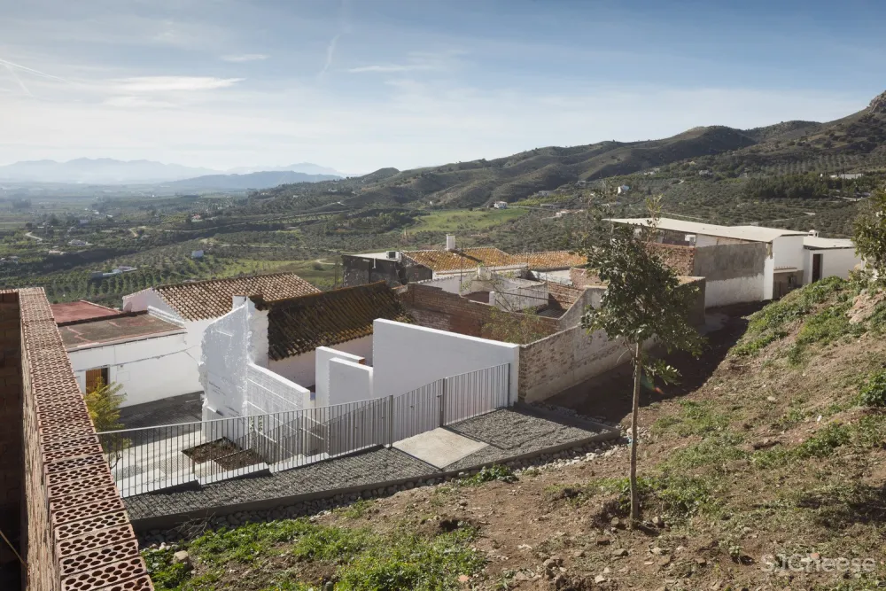 玛利亚与萨雷诺庭院 / WaterScales arquitectos