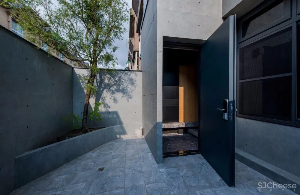 “公寓改造后,常常有奇怪的陌生人来我家附近拍照。”