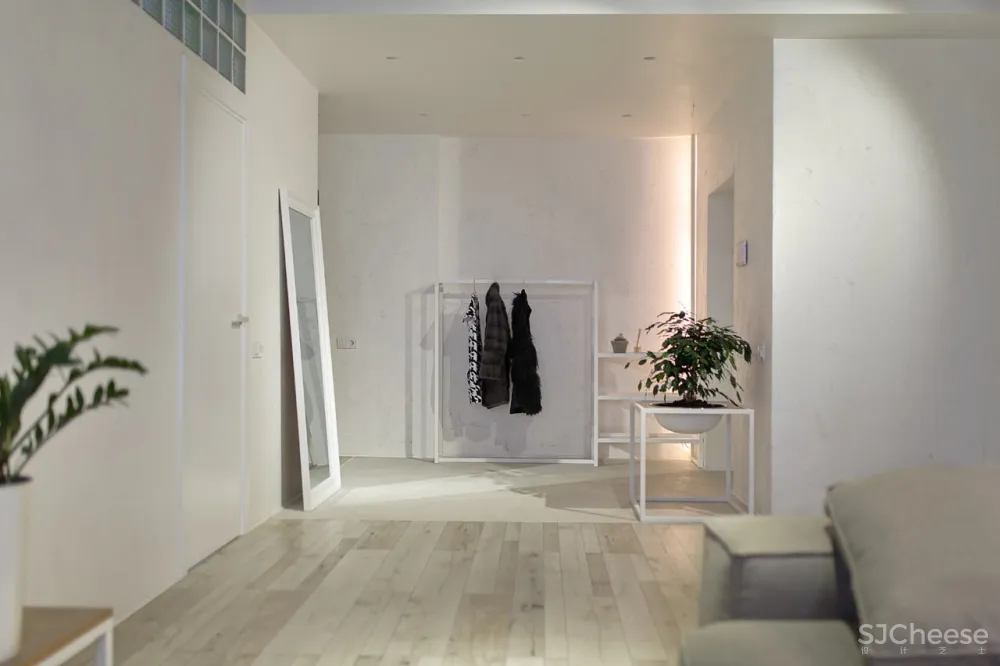 首发 | Lauri Brothers：为年轻女孩设计的基辅粉色霓虹灯公寓 首