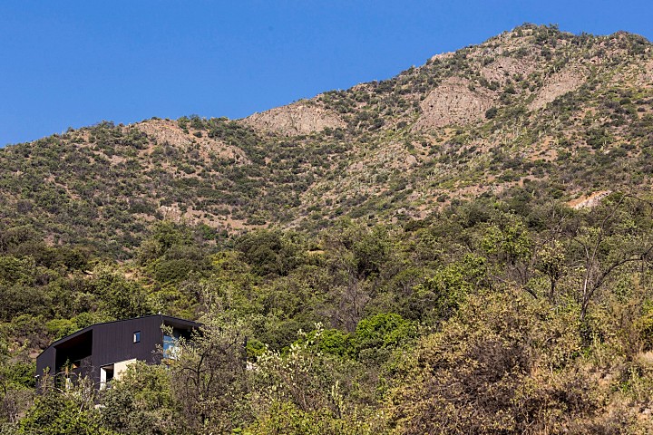 圣地亚哥郊区住宅 / Carreño Sartori Arquitectos