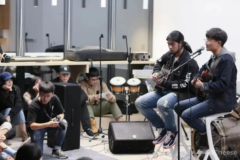 上海交大的00后书店，用有趣抵抗这个无聊的时代