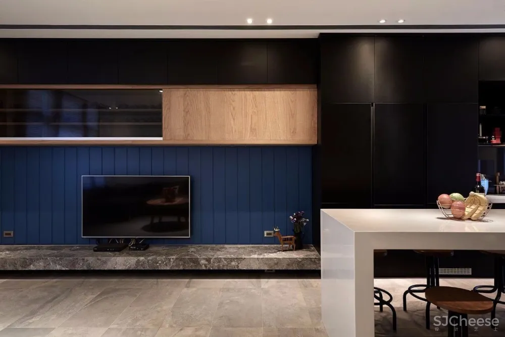 “公寓改造后,常常有奇怪的陌生人来我家附近拍照。”