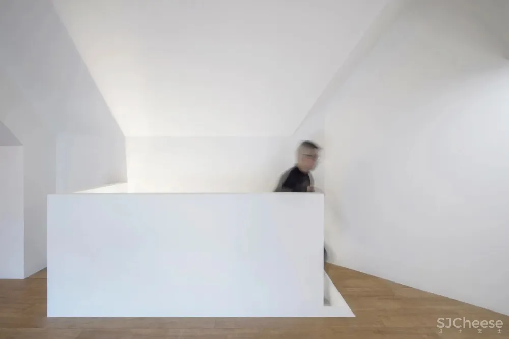 新作 | 135m² 怪异阁楼,创意爆改为画廊式的舒适三层 首