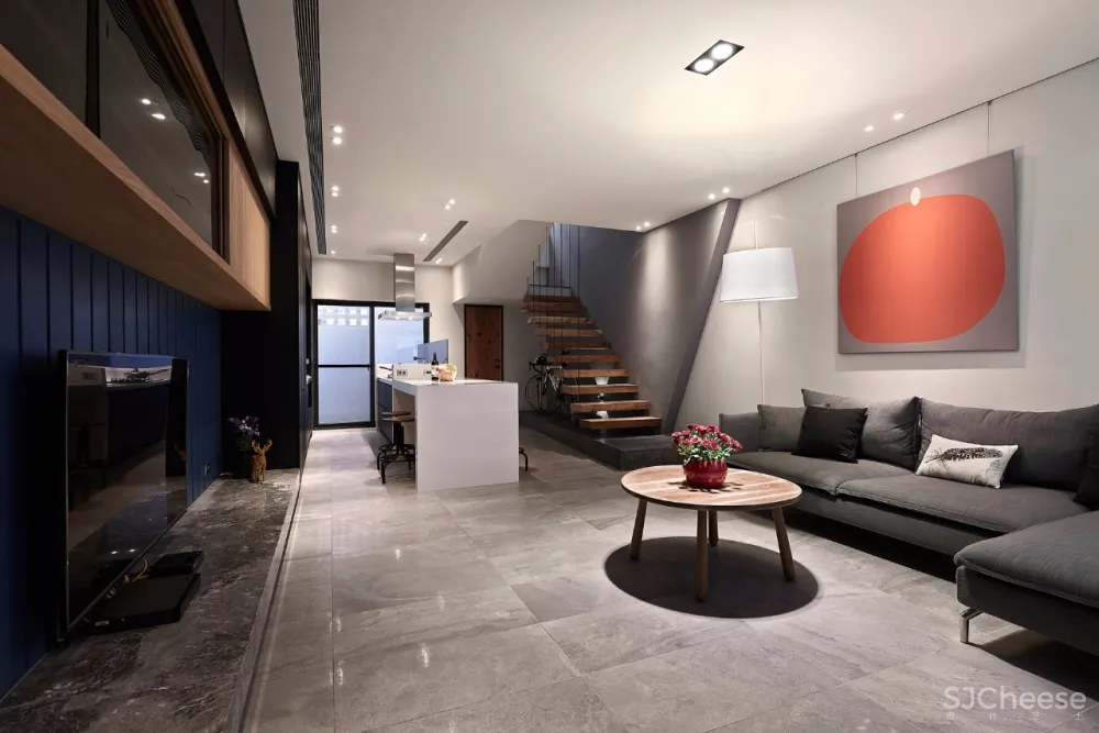 “公寓改造后,常常有奇怪的陌生人来我家附近拍照。”