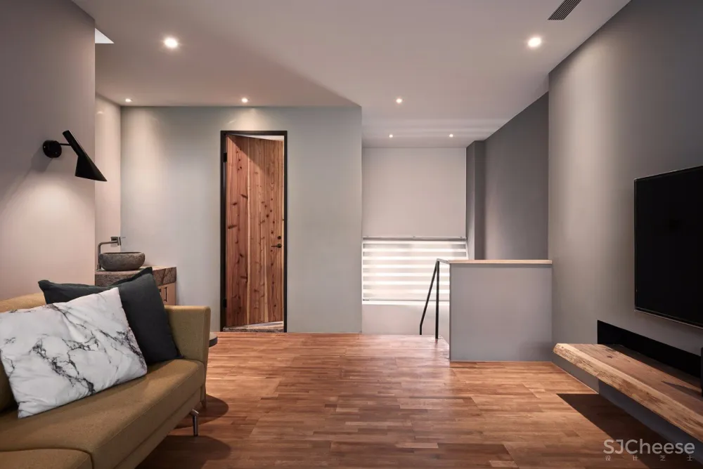 “公寓改造后,常常有奇怪的陌生人来我家附近拍照。”