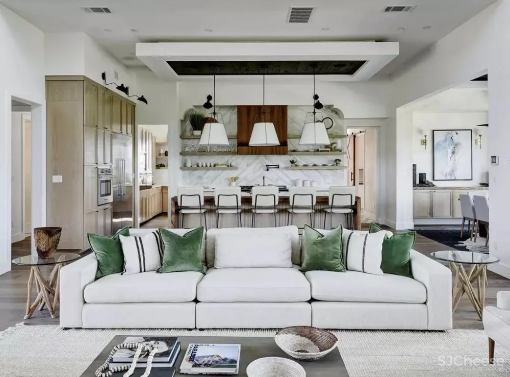 自然绿+白色,同样具有戏剧性和奢华感! 首